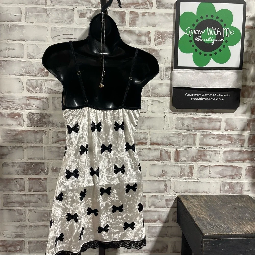 Elegant Black and White Lace Chemise Womens small